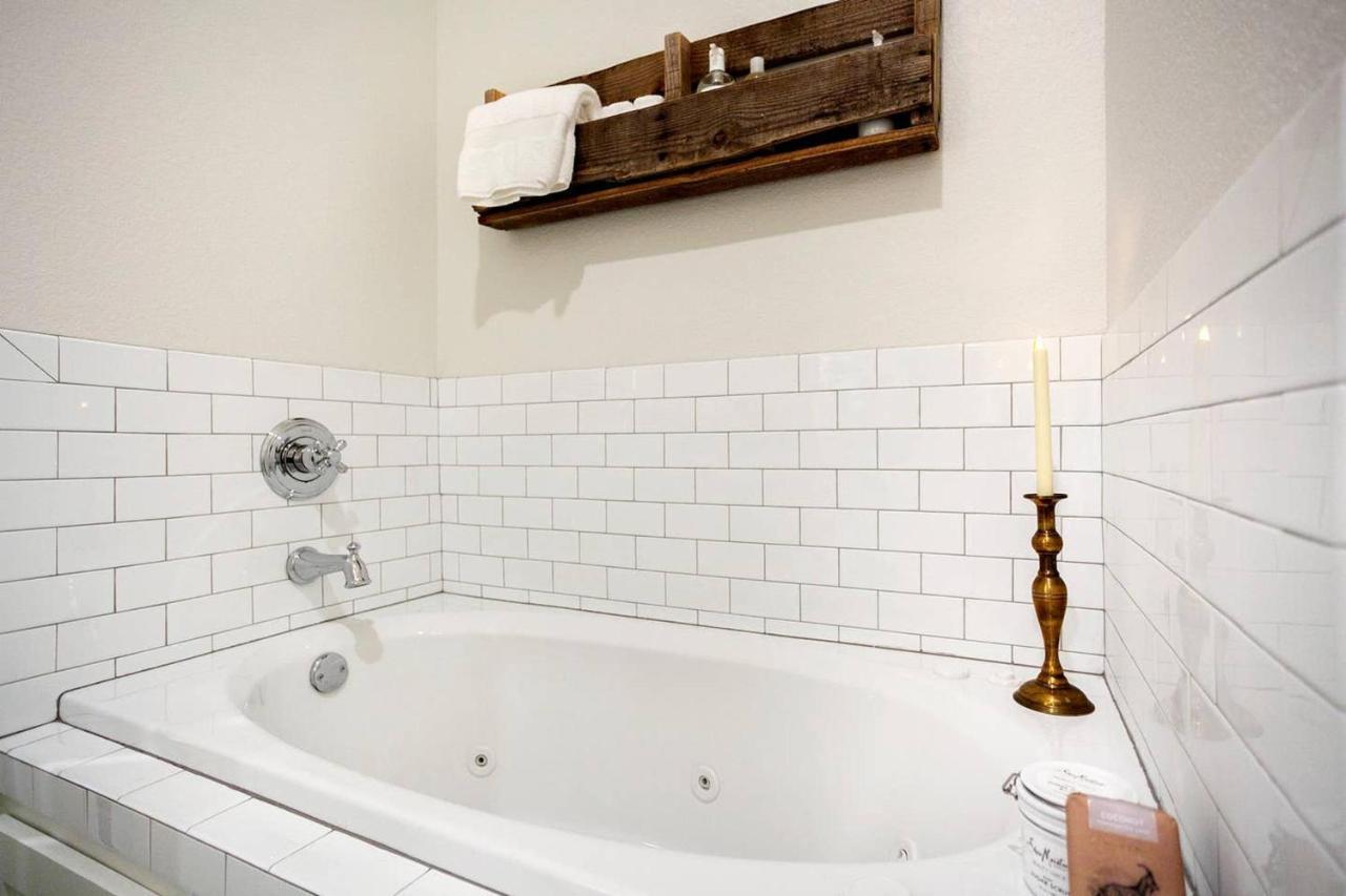 The Sofay Farmhouse - 1 Mile From U Of A - Luxury Amenities Fayetteville Exteriör bild